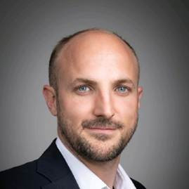 Une image contenant Visage humain, personne, homme, Front
Le contenu généré par l’IA peut être incorrect.