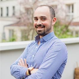 Une image contenant personne, Visage humain, sourire, homme
Le contenu généré par l’IA peut être incorrect.